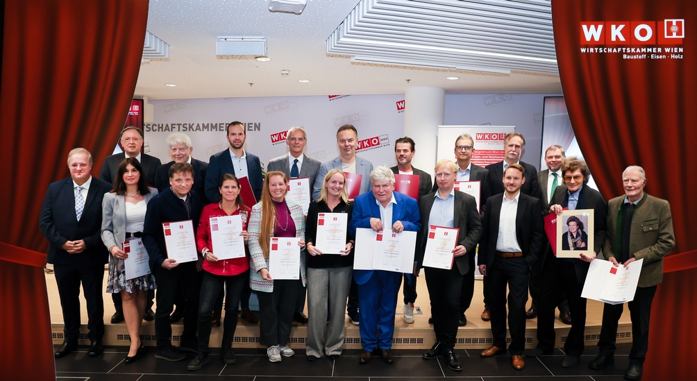 Mitgliederehrung 2024 - Menschen mit Urkunden auf der Bühne