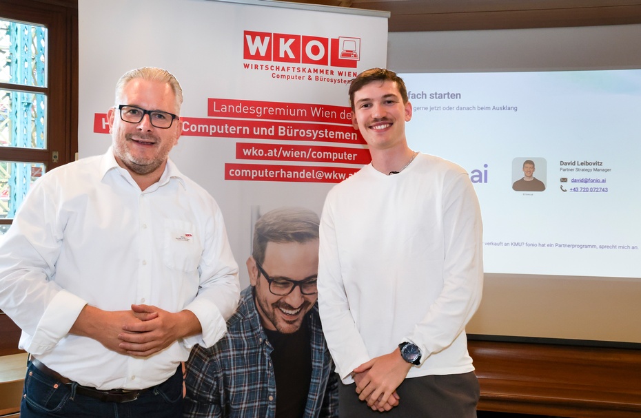 Zwei Männer stehend vor Rollup und Präsentation