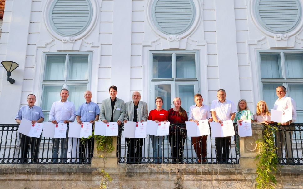 Mitglieder mit Urkunden auf der Schlossterrasse