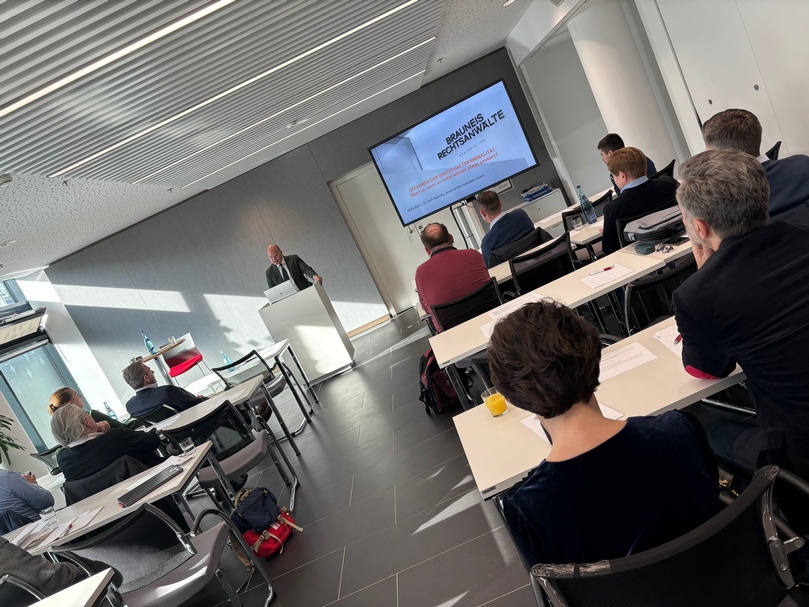 Veranstaltungssaal mit Seminarbestuhlung und Menschen