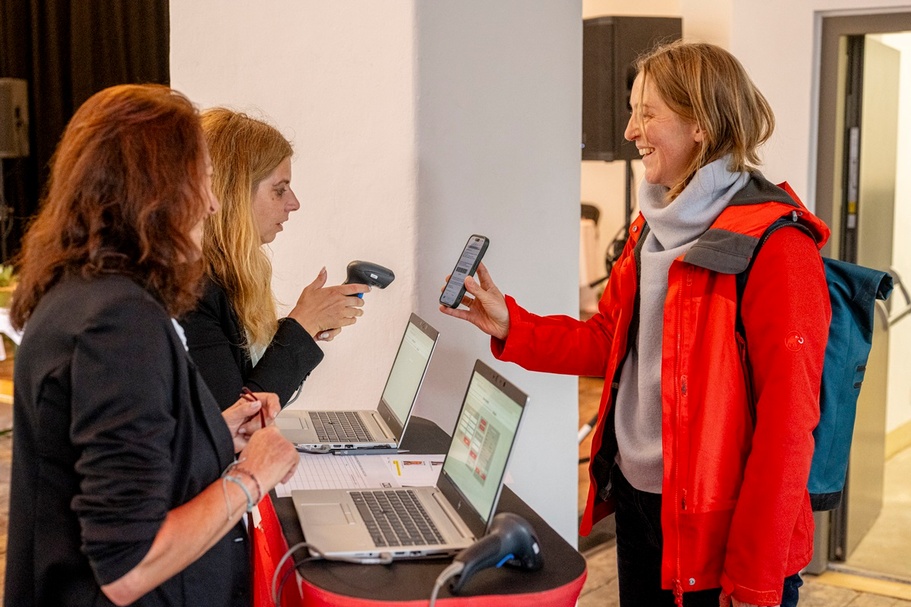 CONNECT & SHARE