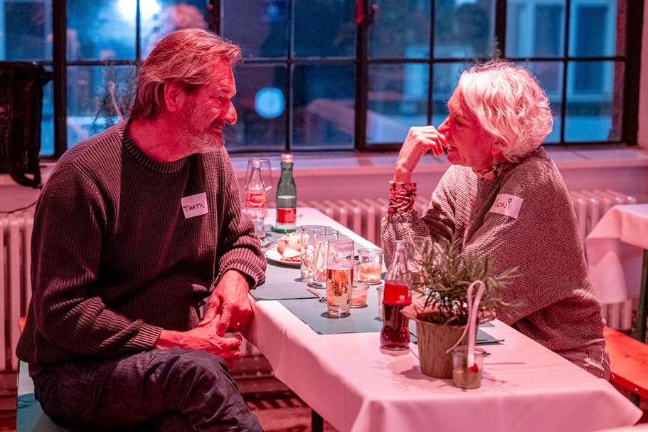 CONNECT & SHARE