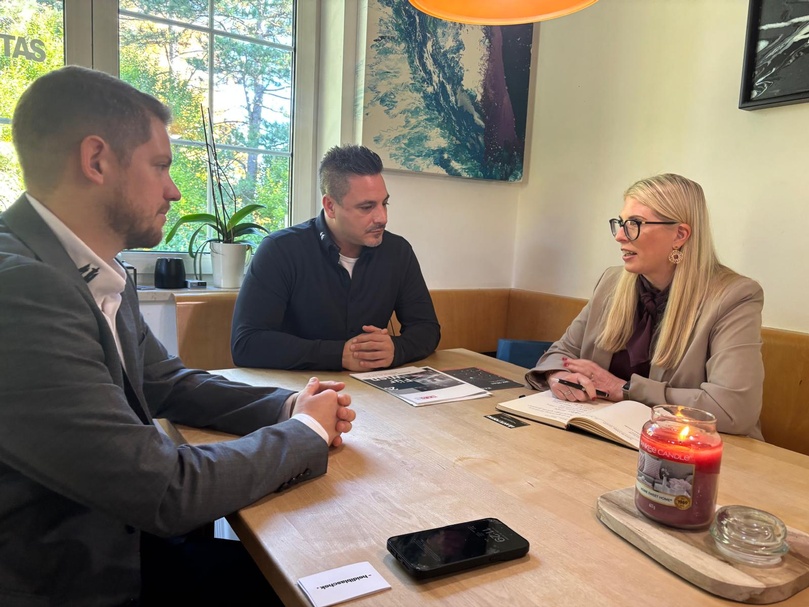 Eine Frau und zwei Männer im Gespräch