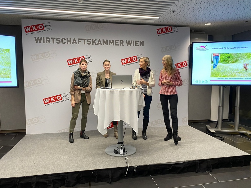 Gruppenbild der Veranstalter:innen und Bilder vom Infomaterial