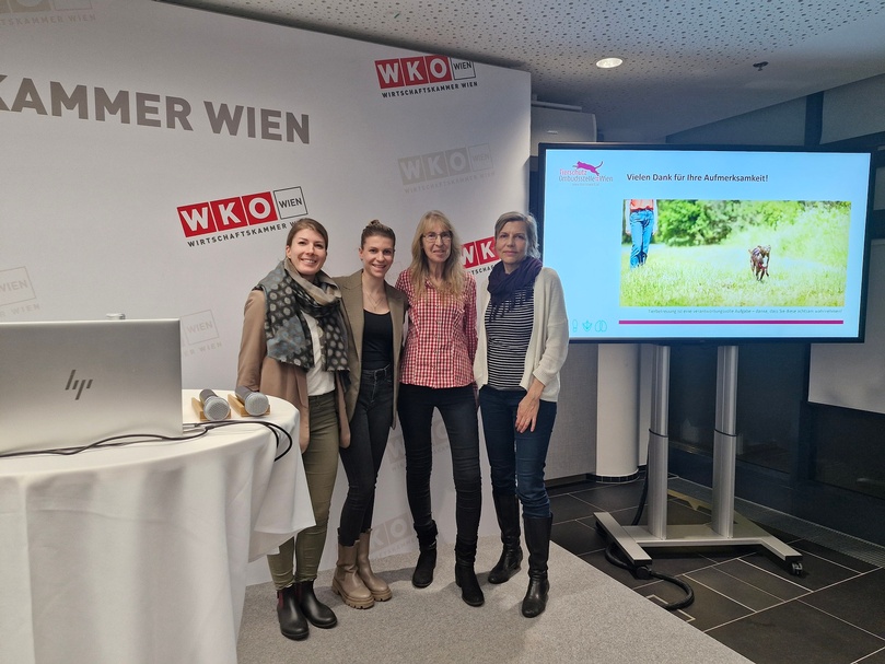 Gruppenbild der Veranstalter:innen und Bilder vom Infomaterial