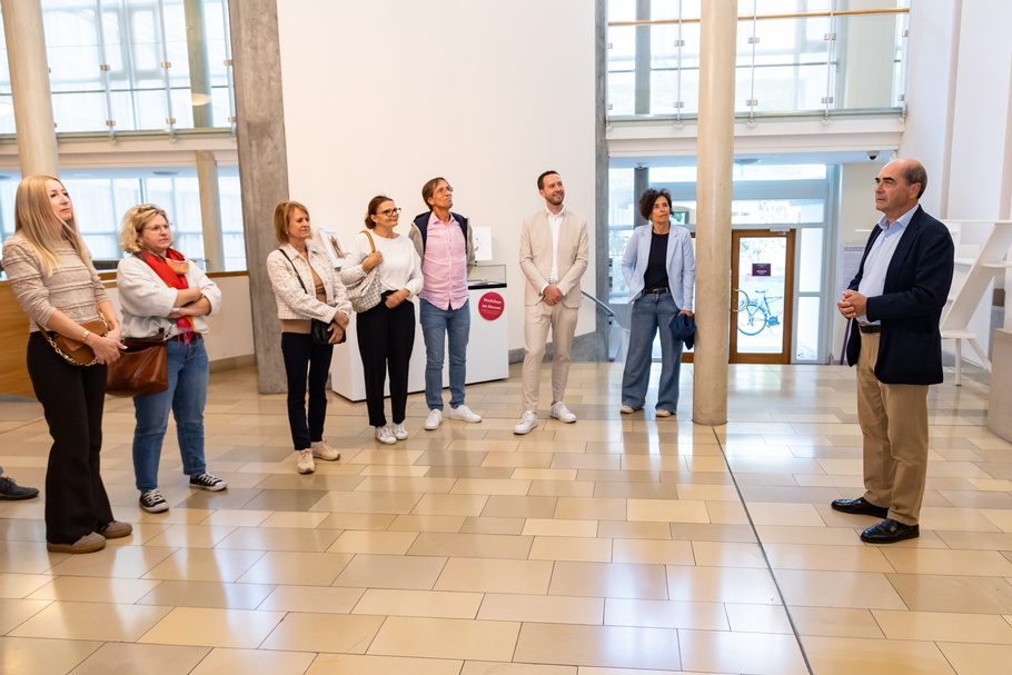 Teilnehmer:innen im Möbelmuseum
