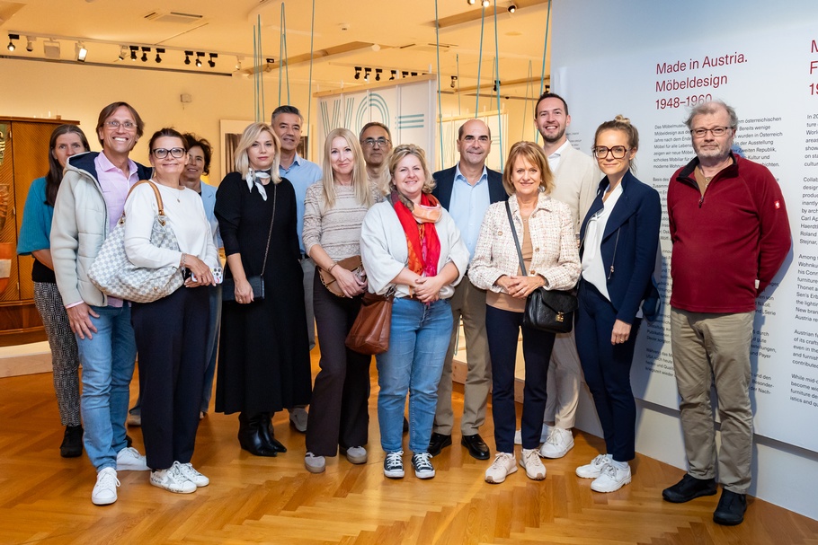 Gruppenfoto der Teilnehmer:innen stehen im Möbelmuseum