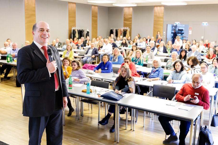 Mann hält Vortrag vor Lehrsaal