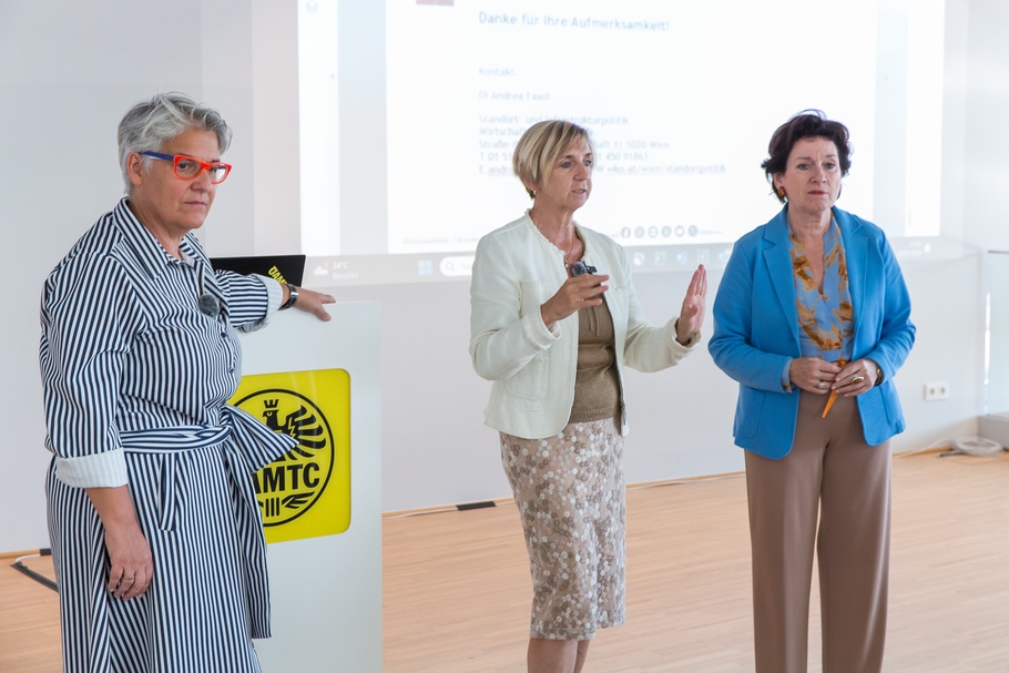 Frau in der Wirtschaft Wien zu Besuch bei ÖAMTC 