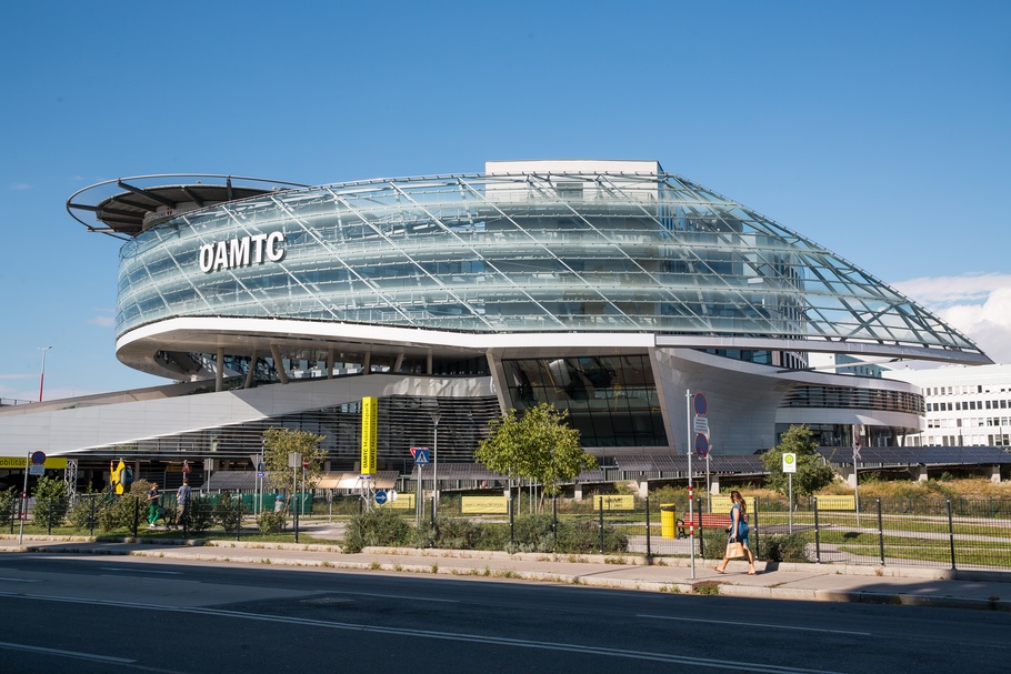 ÖAMTC-Gebäude Außenansicht mit Hubschrauber-Landeplatz am Dach