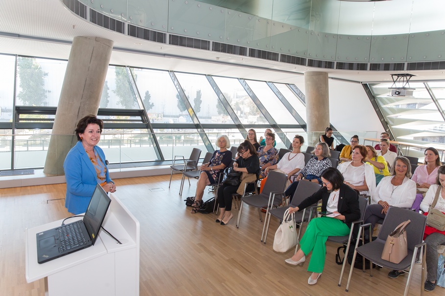 Frau in der Wirtschaft Wien zu Besuch bei ÖAMTC 