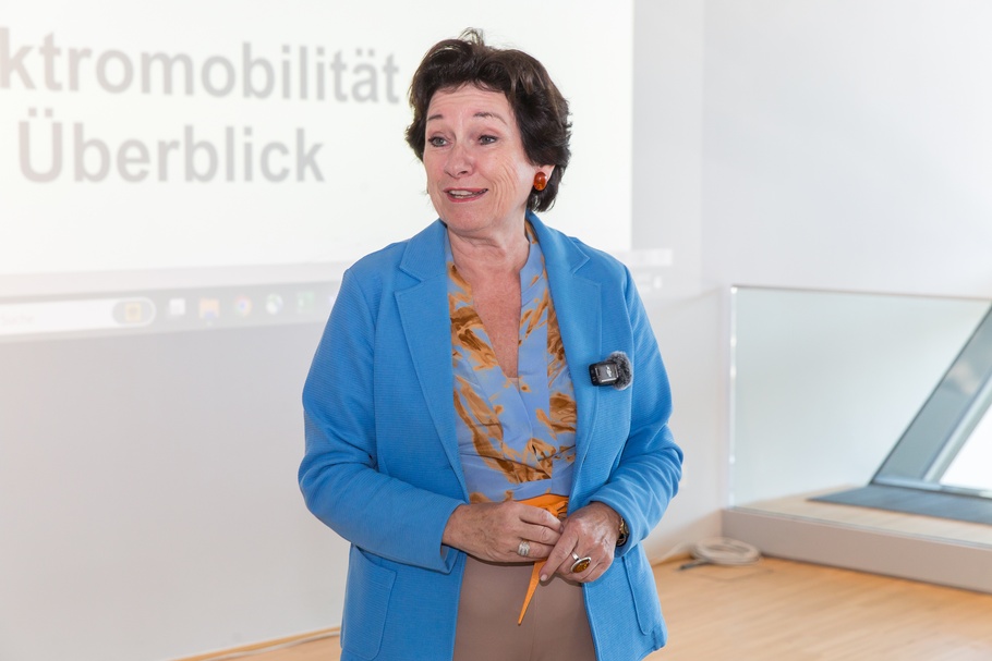 Frau in der Wirtschaft Wien zu Besuch bei ÖAMTC 