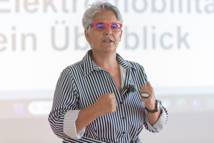 Frau in der Wirtschaft Wien zu Besuch bei ÖAMTC 