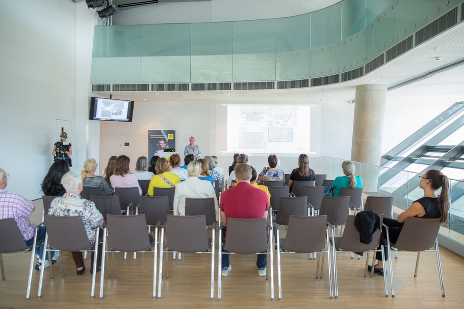 Frau in der Wirtschaft Wien zu Besuch bei ÖAMTC 