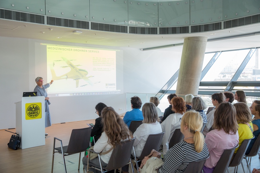 Frau in der Wirtschaft Wien zu Besuch bei ÖAMTC 