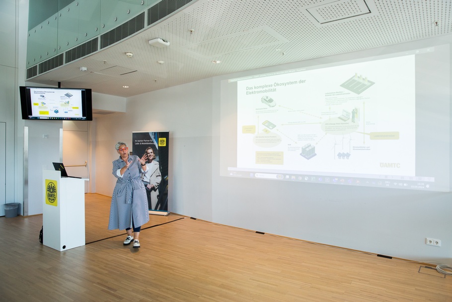 Frau in der Wirtschaft Wien zu Besuch bei ÖAMTC 