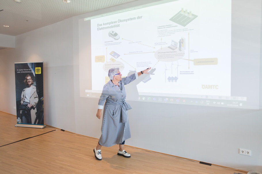 Frau in der Wirtschaft Wien zu Besuch bei ÖAMTC 