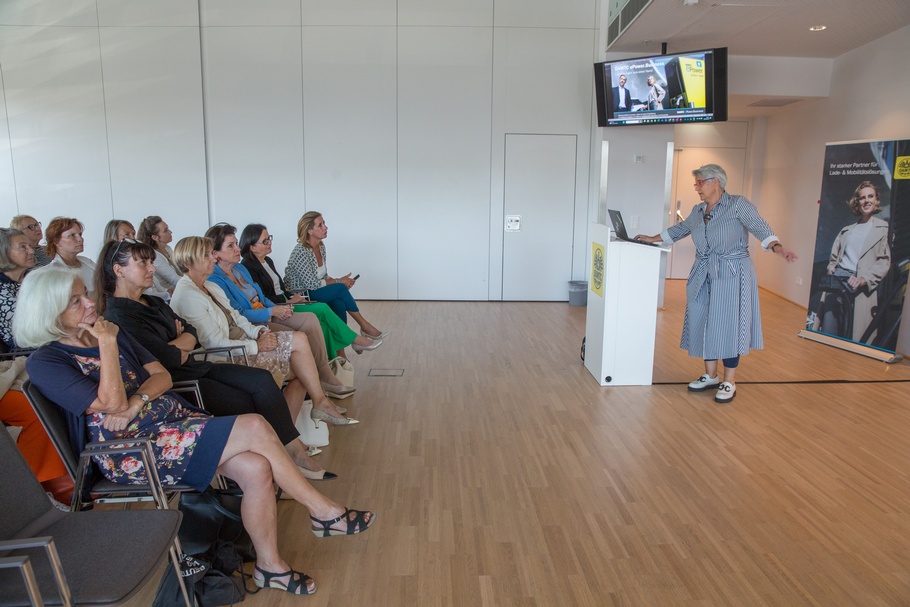 Frau in der Wirtschaft Wien zu Besuch bei ÖAMTC 
