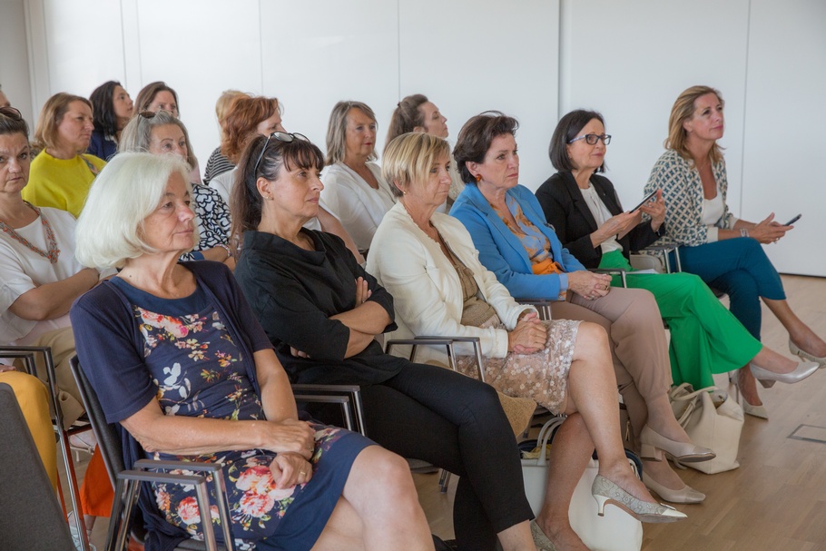 Frau in der Wirtschaft Wien zu Besuch bei ÖAMTC 