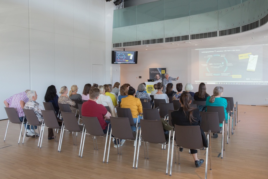 Frau in der Wirtschaft Wien zu Besuch bei ÖAMTC 