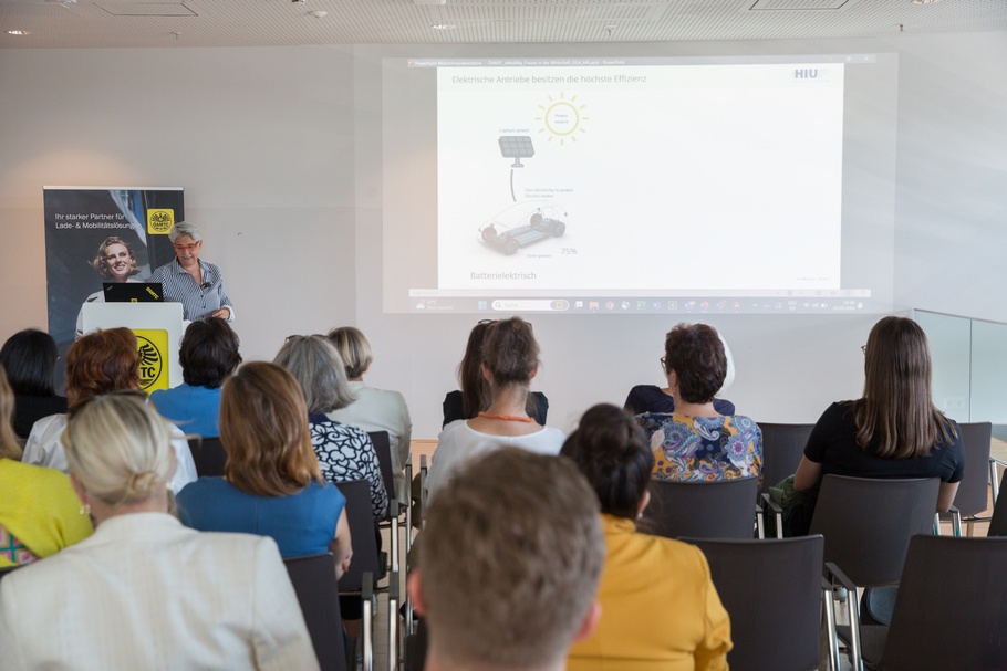 Frau in der Wirtschaft Wien zu Besuch bei ÖAMTC 