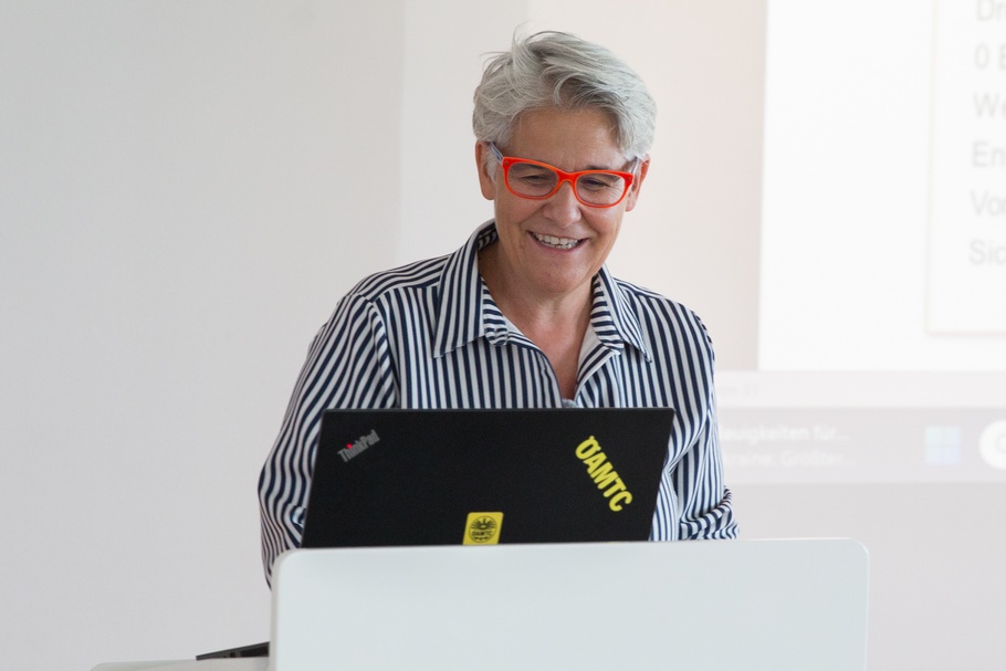 Frau in der Wirtschaft Wien zu Besuch bei ÖAMTC 