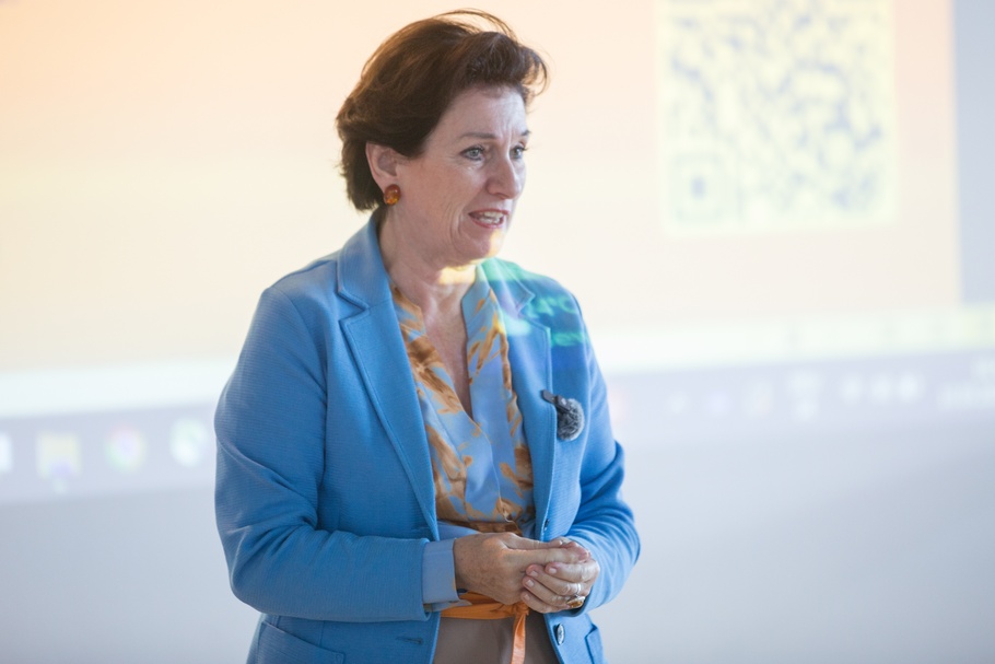 Frau in der Wirtschaft Wien zu Besuch bei ÖAMTC 