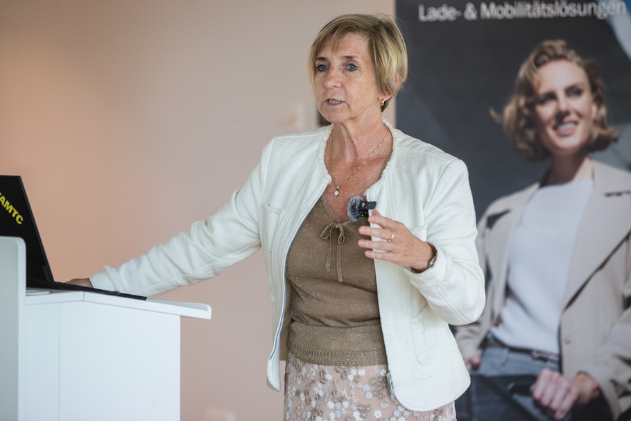 Frau in der Wirtschaft Wien zu Besuch bei ÖAMTC 