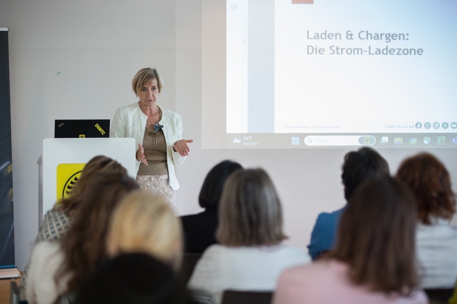 Frau in der Wirtschaft Wien zu Besuch bei ÖAMTC 