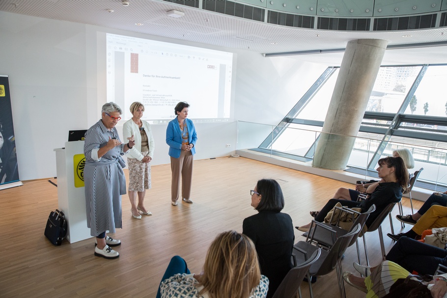 Frau in der Wirtschaft Wien zu Besuch bei ÖAMTC 