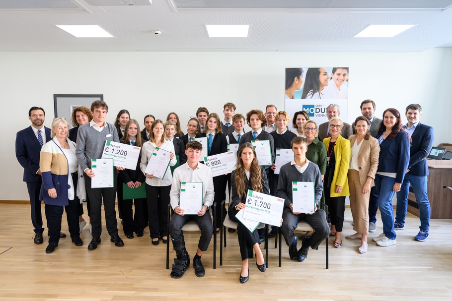 Gruppenfoto mit Urkunden und Schecks über 1.200, 800 und 1.700 Euro beim Marketingpreis 2026