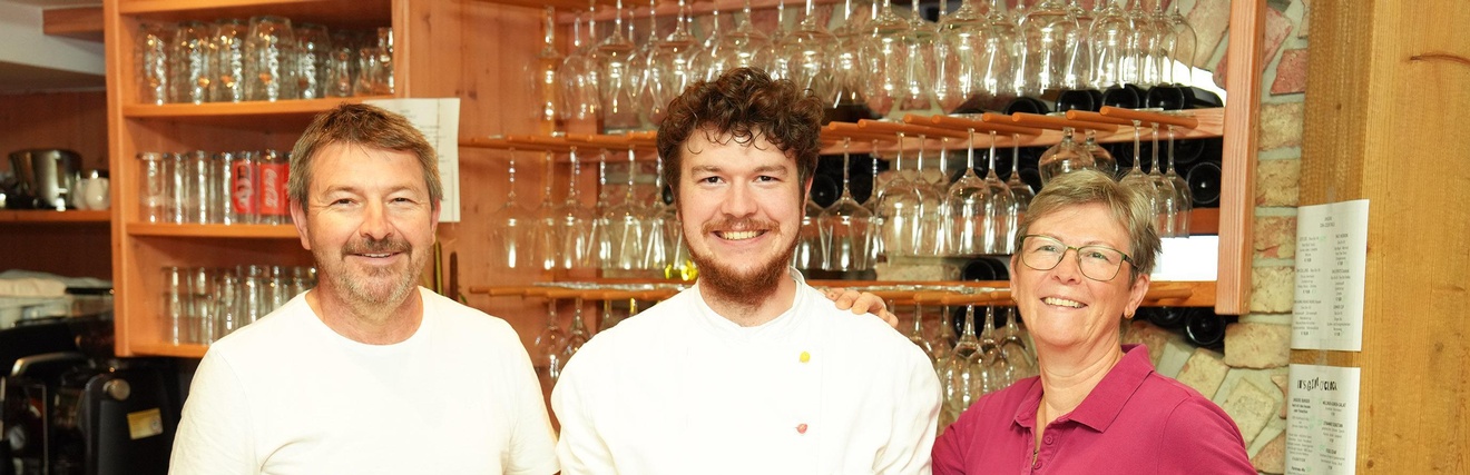 „Hof-Übergabe“: Ossi (l.) und Sonja Landauer mit Sohn und Nachfolger Bernhard 