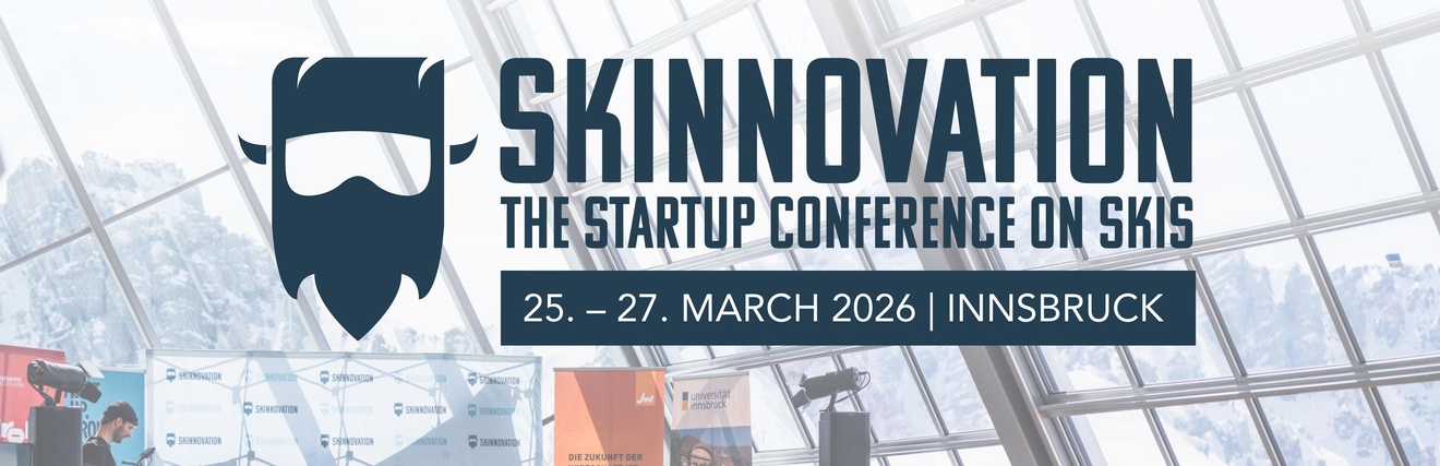 Menschen bei einer Veranstaltung, vorne sind fünf Personen am Podium, rechts daneben steht ein Schriftzug SKINNOVATION the startup conference on skis 25.-27. March 2026 Innsbruck