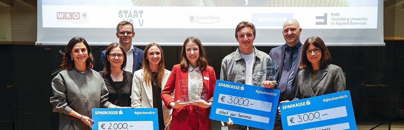 Vizepräsidentin der WKV Jennifer Bitsche, FH-V Vertreterin Bettina Grabher, Leiter des Gründerservice der WKV Matthias Frieß, Startup Vorarlberg GmbH Geschäftsführerin Diana Eglseder, Gewinnerin klassische Gründung und Publikumspreis Vanessa Micheluzzi, Startup Gewinner MATTHIAS FEITZINGER , Vertreter der Sparkasse Dornbirn Hannes Schwaiger, Vertreterin vom Land Vorarlberg Christina Marent. 