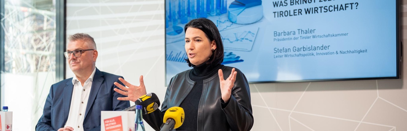 Präsidentin Barbara Thaler und Stefan Garbislander, Leiter Wirtschaftspolitik, Innovation und Nachhaltigkeit in der WK Tirol, präsentieren die Konjunkturaussichten für 2026. 