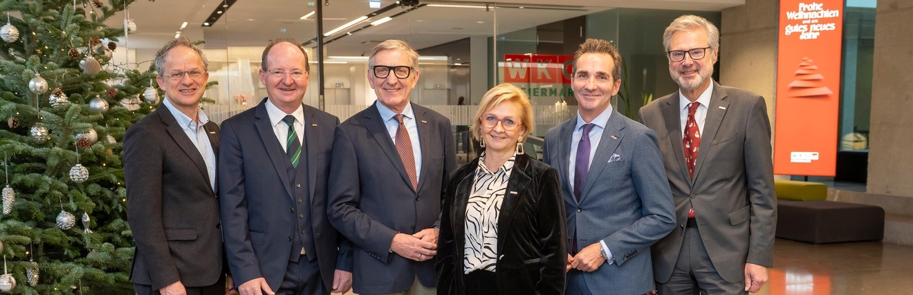 WKO Steiermark Präsidium beim Weihnachtsbaum, Weihnachtswünsche: WKO Steiermark Präsident Josef Herk, die Vizepräsidenten Herbert Ritter, Gabi Lechner und Dietmar Schweiggl sowie Direktor Karl-Heinz Dernoscheg mit Stellvertreter Gerhard Kienzl