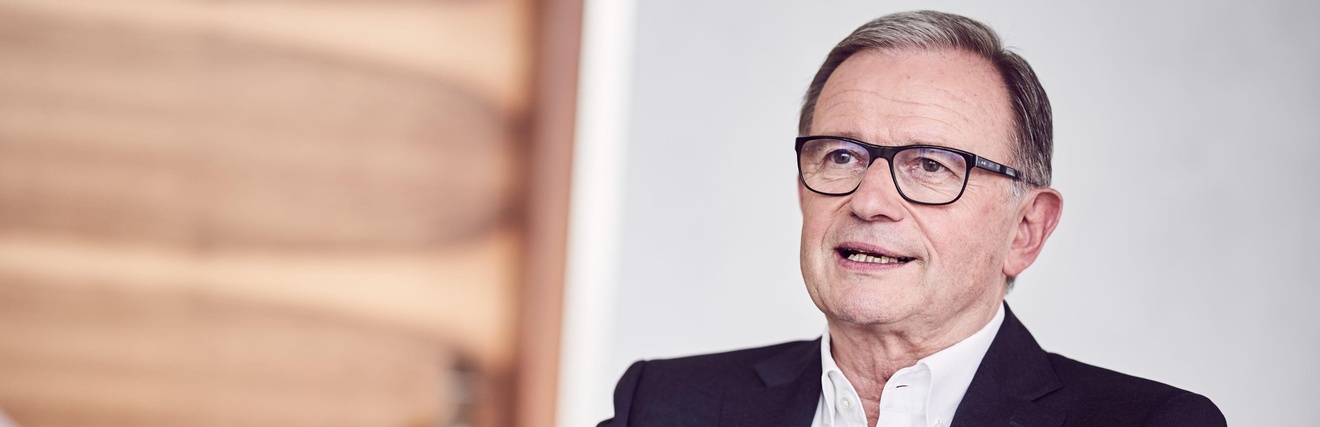 Karl-Heinz Kopf sitzt auf einem Stuhl und wird interviewt