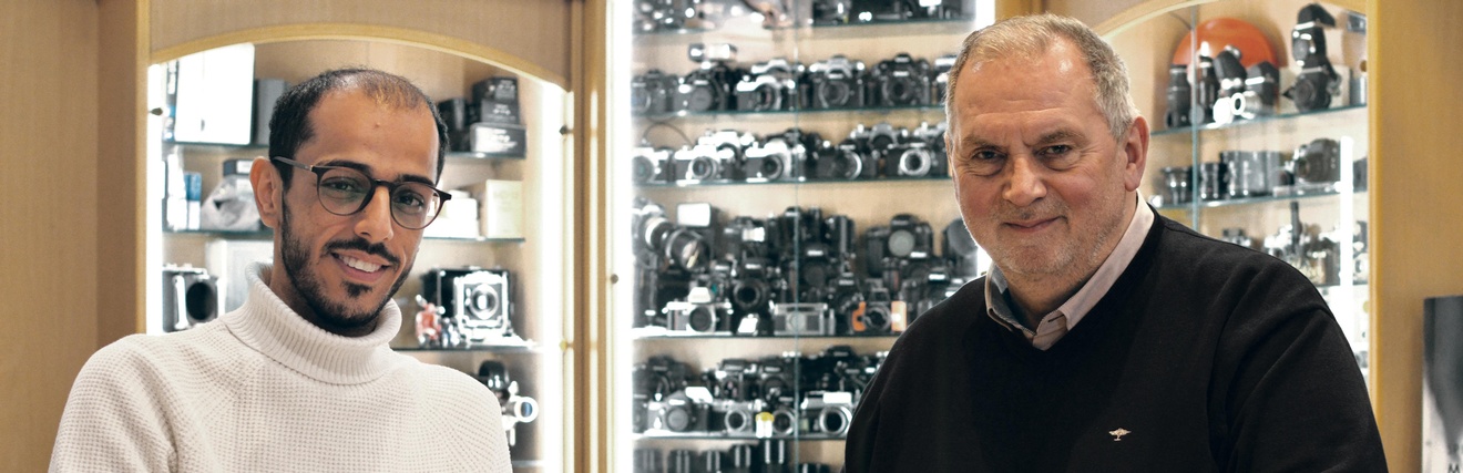 Louai Abdul Fattah (l.), der neue Eigentümer von Foto Soyka in der Praterstraße, mit seinem Vorgänger Thomas Soyka