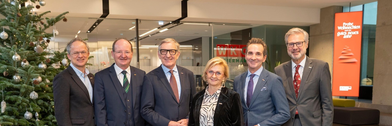 WKO Steiermark Präsidium beim Weihnachtsbaum, Weihnachtswünsche: WKO Steiermark Präsident Josef Herk, die Vizepräsidenten Herbert Ritter, Gabi Lechner und Dietmar Schweiggl sowie Direktor Karl-Heinz Dernoscheg mit Stellvertreter Gerhard Kienzl