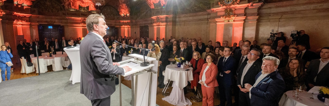 WKNÖ-Präsident Wolfgang Ecker schaut mit Optimismus und Tatkraft ins neue Wirtschaftsjahr 2026.