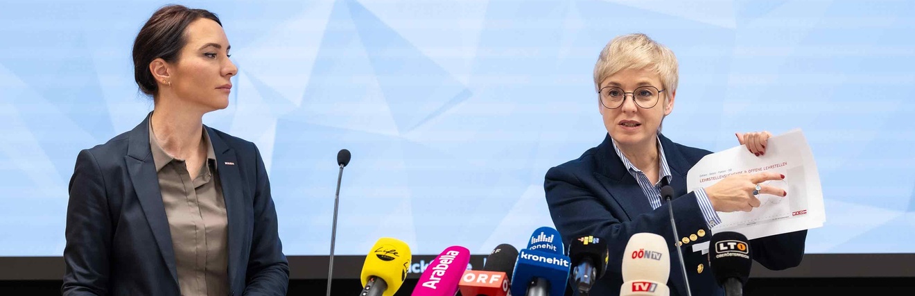 WKOÖ-Präsidentin Doris Hummer (re.) und Eva-Maria Schupfer, Leiterin der Abt. Bildungspolitik der WKOÖ, präsentierten die Lehrlingsbilanz 2025. 