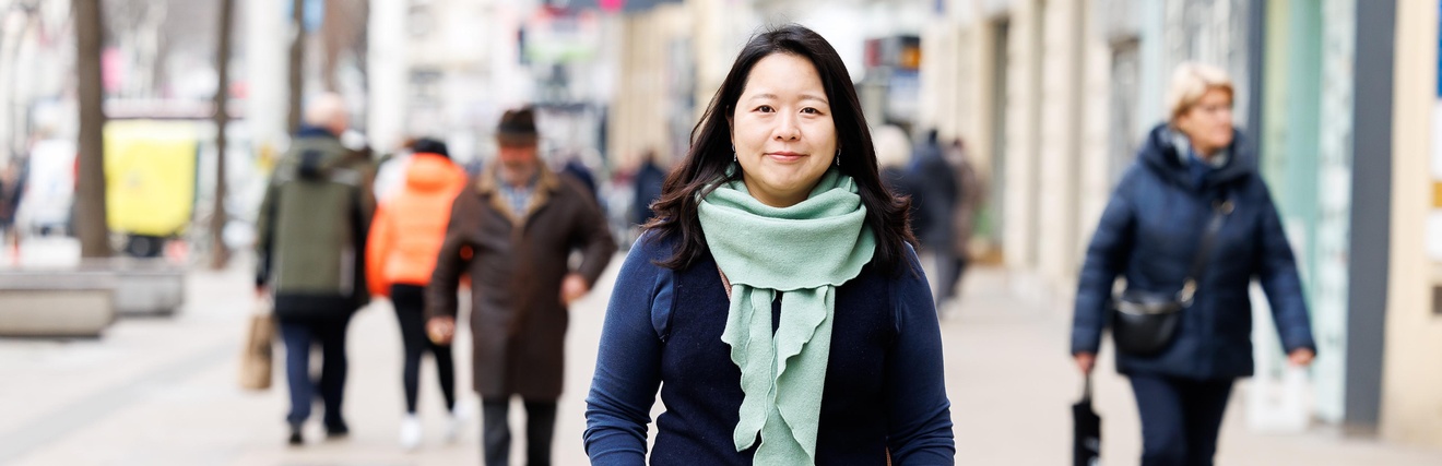 Fremdenführerin Jeong A Ban führt Wien-Touristen mit Begeisterung durch die Stadt