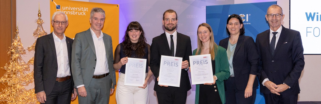 Vize-Rektor Manfred Lechner (Uni Innsbruck, 1.v.l.), WK-Vizepräsident Markus Dax (2.v.l.), WK-Präsidentin Barbara Thaler (2. v. r.) und Rektor Andreas Altmann (MCI, 1.v.r.) gratulieren den Preisträger:innen Amelie Schurer, Luca Nohel und Sophia Gschoßmann (v.l.n.r.) 