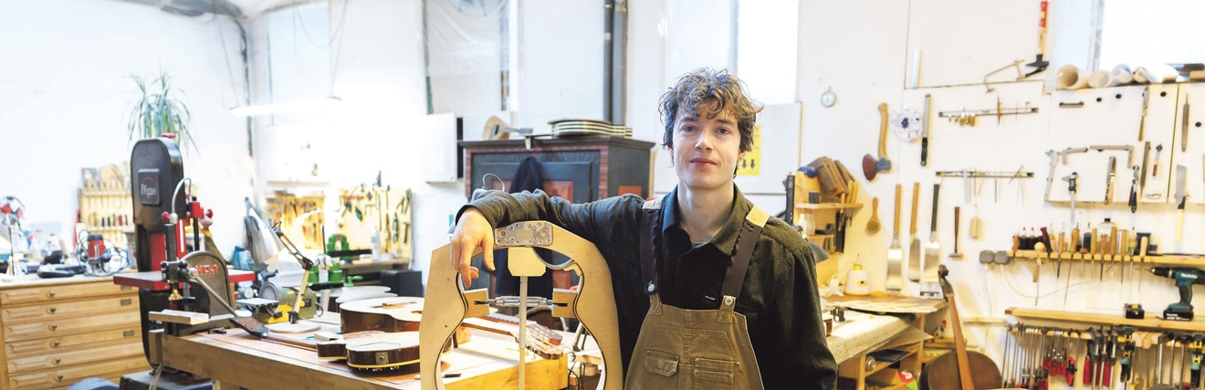 Gitarrenbauer in der Werkstatt