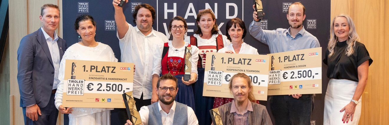 Spartenobmann Franz Jirka (l.) und Spartengeschäftsführerin Karolina Holaus (r.) gratulierten den Gewinner:innen des „Goldenen Max“ beim Tiroler Handwerkspreis 2026. 