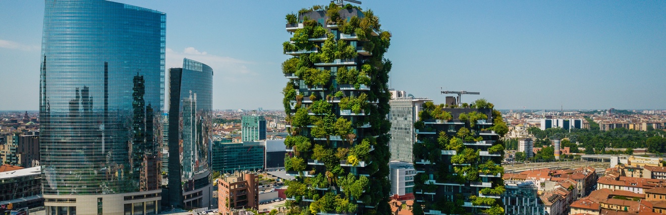 Stadtansicht Mailand: Porta Nuova Viertel mit begrüntem Hochhaus im Vordergrund
