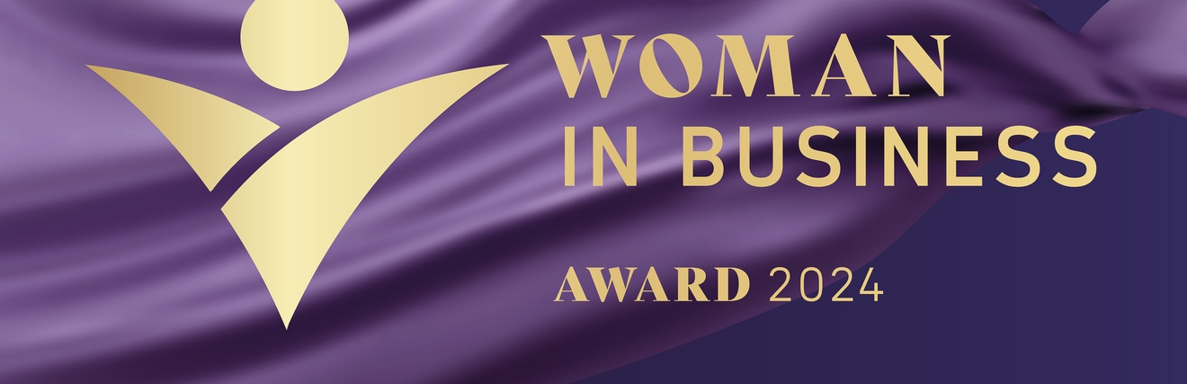 Woman in Business Award 2024 mit goldenem Logo vor lila Hintergrund