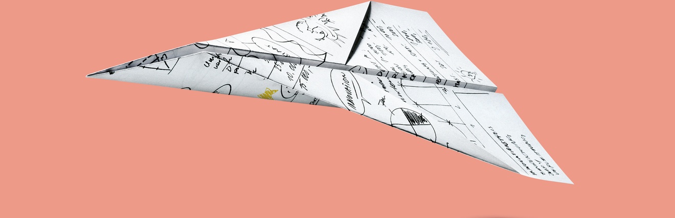 Papierflieger mit Symbolen auf lachsfarbenen Hintergrund