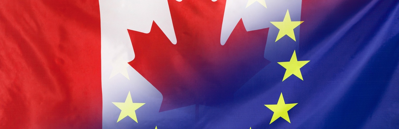 3D-Rendering der kanadischen und der Flagge der Europäischen Union, die in der Mitte aufeinander treffen und ineinander übergehen