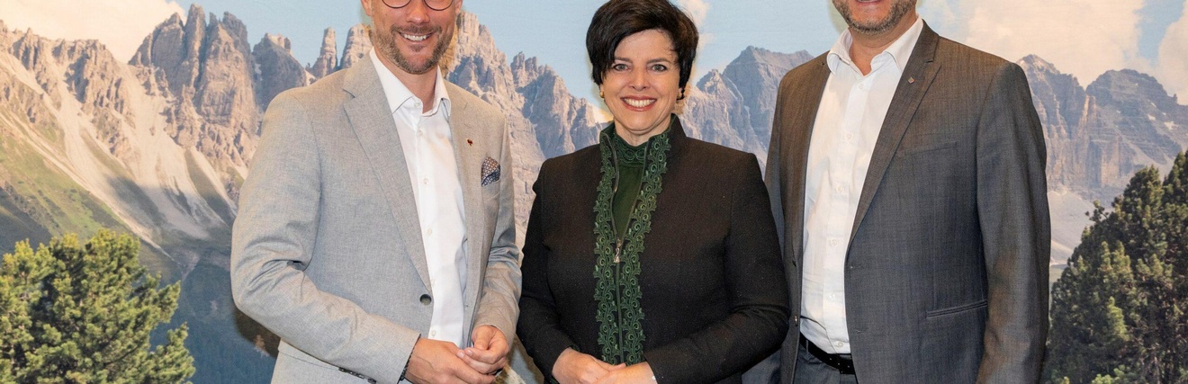 Tourismuslandesrat Mario Gerber, Karin Seiler (Geschäftsführerin der Tirol Werbung) und Alois Rainer (Spartenobmann Tourismus- und Freizeitwirtschaft Wirtschaftskammer Tirol, v.l.) zogen eine positive Bilanz über die Wintersaison 2023/24